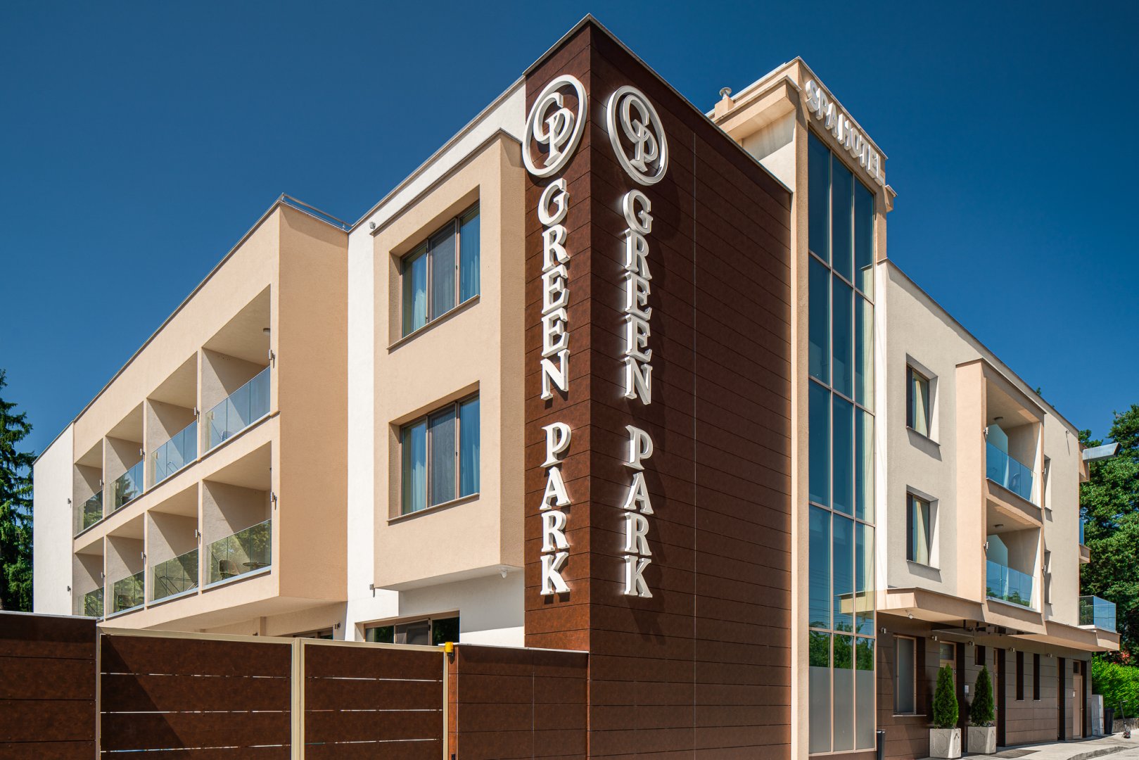 “Green Park“ се намира в с. Гърмен на ул. “Трета“ №39. Фасадата на обекта е изградена с Баумит интегрирана топлоизолационна система Про с крайни покрития ГранопорТоп К1,5 в цветове 0198 и 0185.