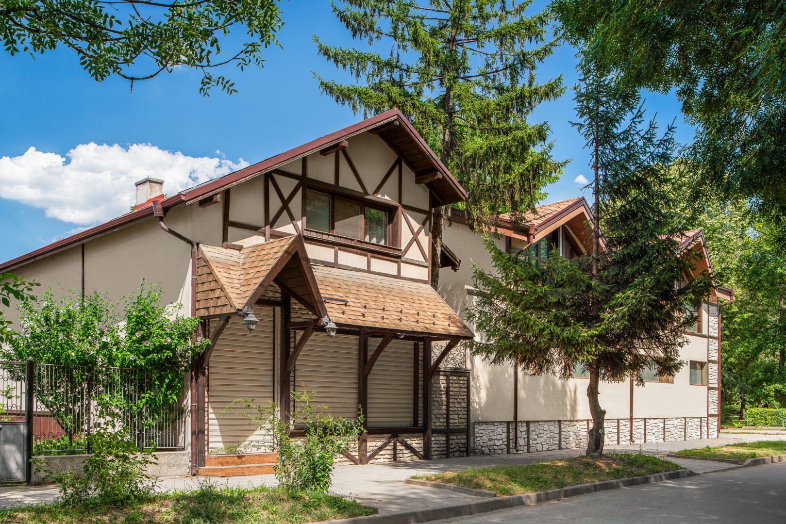 В гр. Ихтиман на ул. “Цар Освободител“ №195 се намира еднофамилна къща „Динков“, проектирана от арх. Йордан Иванов