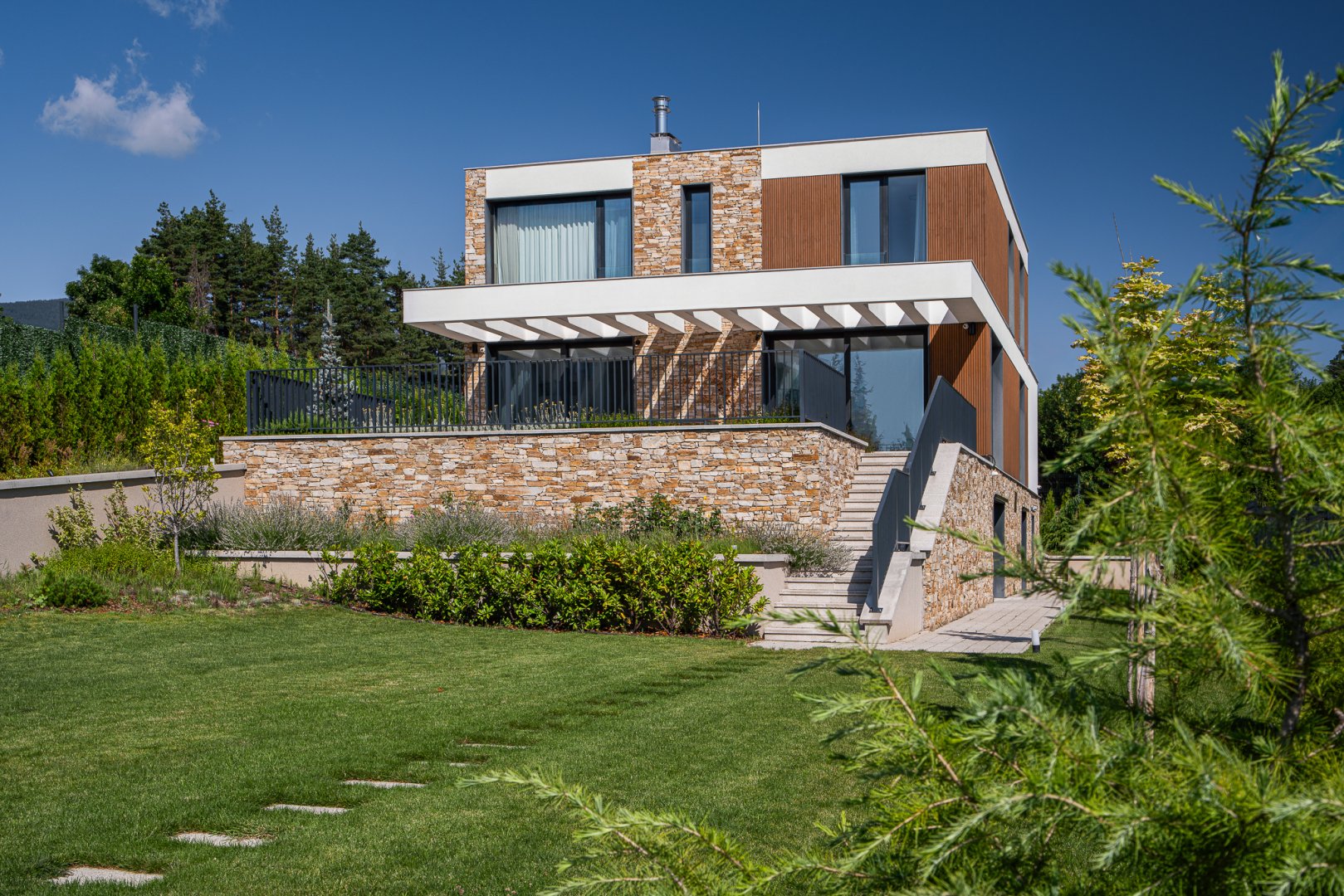 Еднофамилна жилищна сграда с гараж и къща за гости, разположени в самостоятелен парцел в с. Бистрица с достъп през ул. “Никола Крушкин - Чолака“ и ул. “Цар Асенов път“.