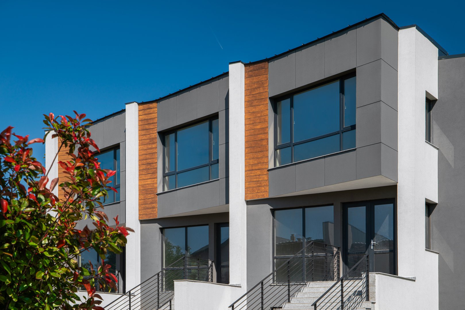 Във Варна, само на крачка от морския бряг, Сейнт Никълас Хаузес предлагат модерна интерпретация на крайградския живот – наситена със светлина, хармония и усещане за спокойствие.