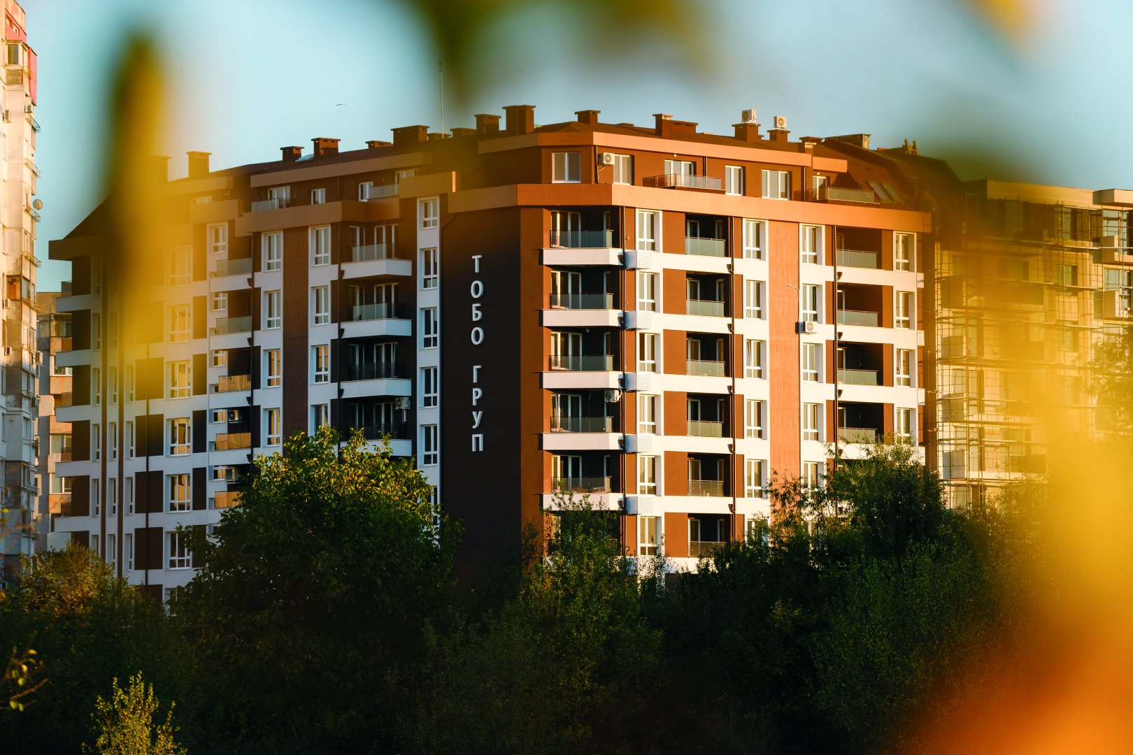 Новопостроената жилищна сграда Бели Дунав се намира в квартал Връбница в гр. София. Комуникативната локация предоставя бърз и лесен достъп до спирки на градския транспорт, метростанция „Бели Дунав“, детски градини, училища и търговски обекти.