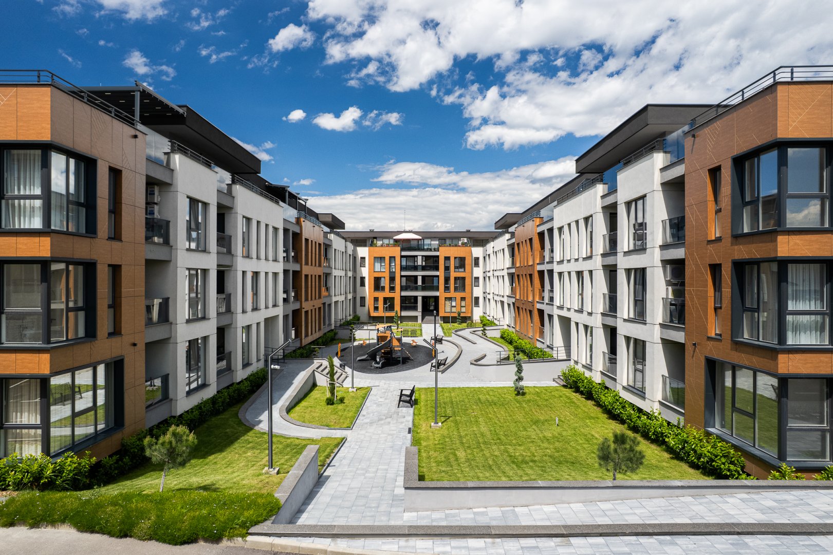 “Каса Модерна“ се намира в гр. Пловдив, местност “Остромила 1“ №10.