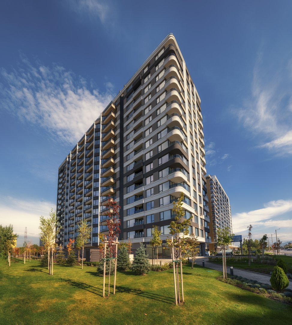 "Давид и Авигея“ е ситуирана така, че да улавя слънчевата светлина през целия ден, като преобладаващото изложение е на изток и запад. Въпреки височината до кота корниз от 49,8 м, сградата стои леко и елегантно в своята среда.