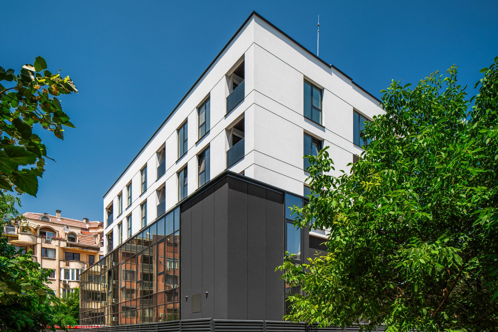 На ул. „Даме Груев“ в гр. Пловдив се извисява жилищна сграда „Дерелиев“ – силует с изчистена линия и динамика, съчетаващ стил и конструктивна яснота.