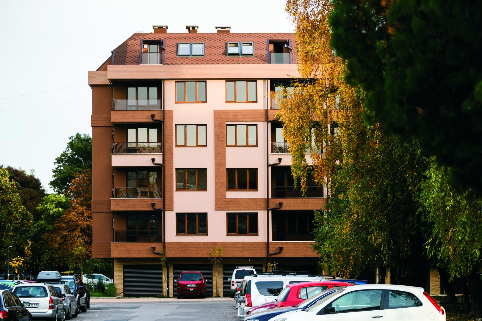 Новопостроената жилищна сграда Дружба 5028, както подсказва името ѝ, е част от непрекъснато модернизиращия се квартал Дружба в София.