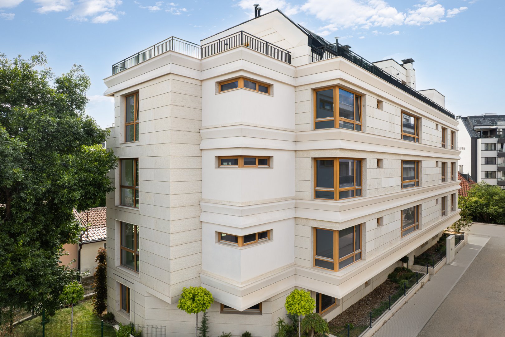 В гр. София в м. “Кръстова вада“ се намира сграда Excellent 3, проектирана от “Топ Арх“ – арх. Иван Моев. Сградата носи усещане за елегантност, изчистен стил и аристократизъм. Хоризонталните линии на каменната фасада внасят спокойствие, а топлите дървесни рамки - уют.