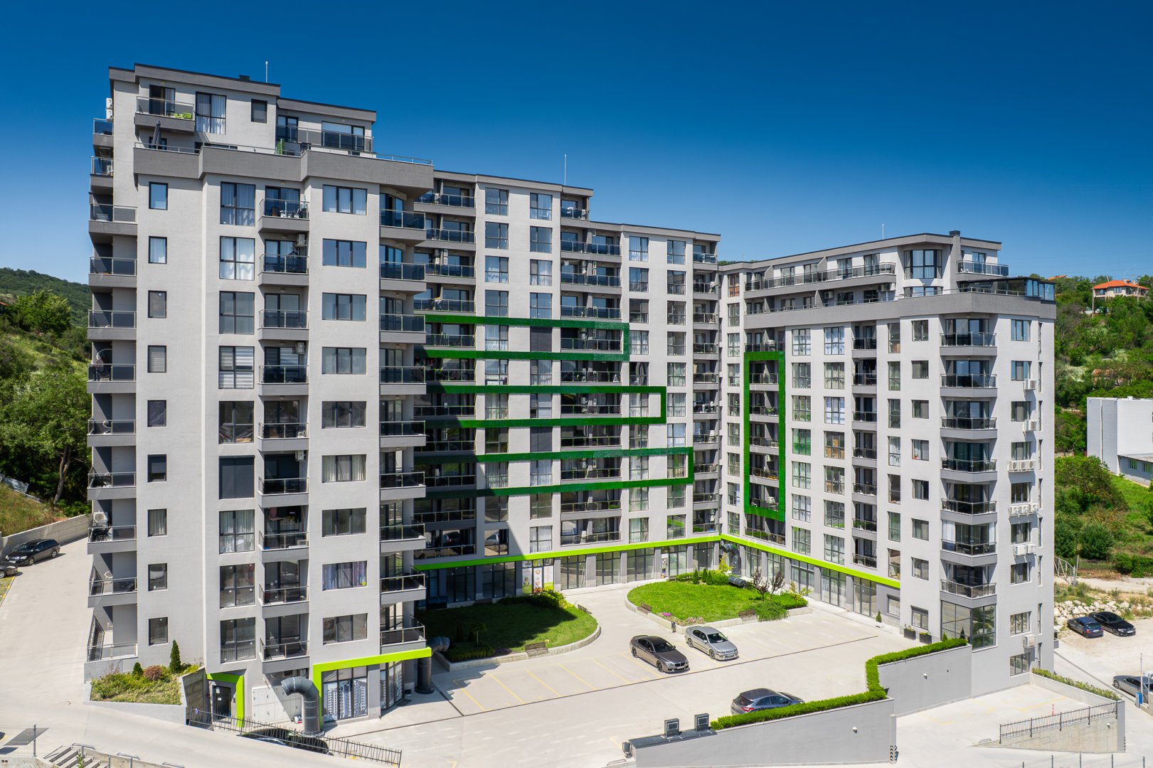 В местност „Планова“ №636 във Варна е разположен жилищен комплекс „Гардън Резиденс“.