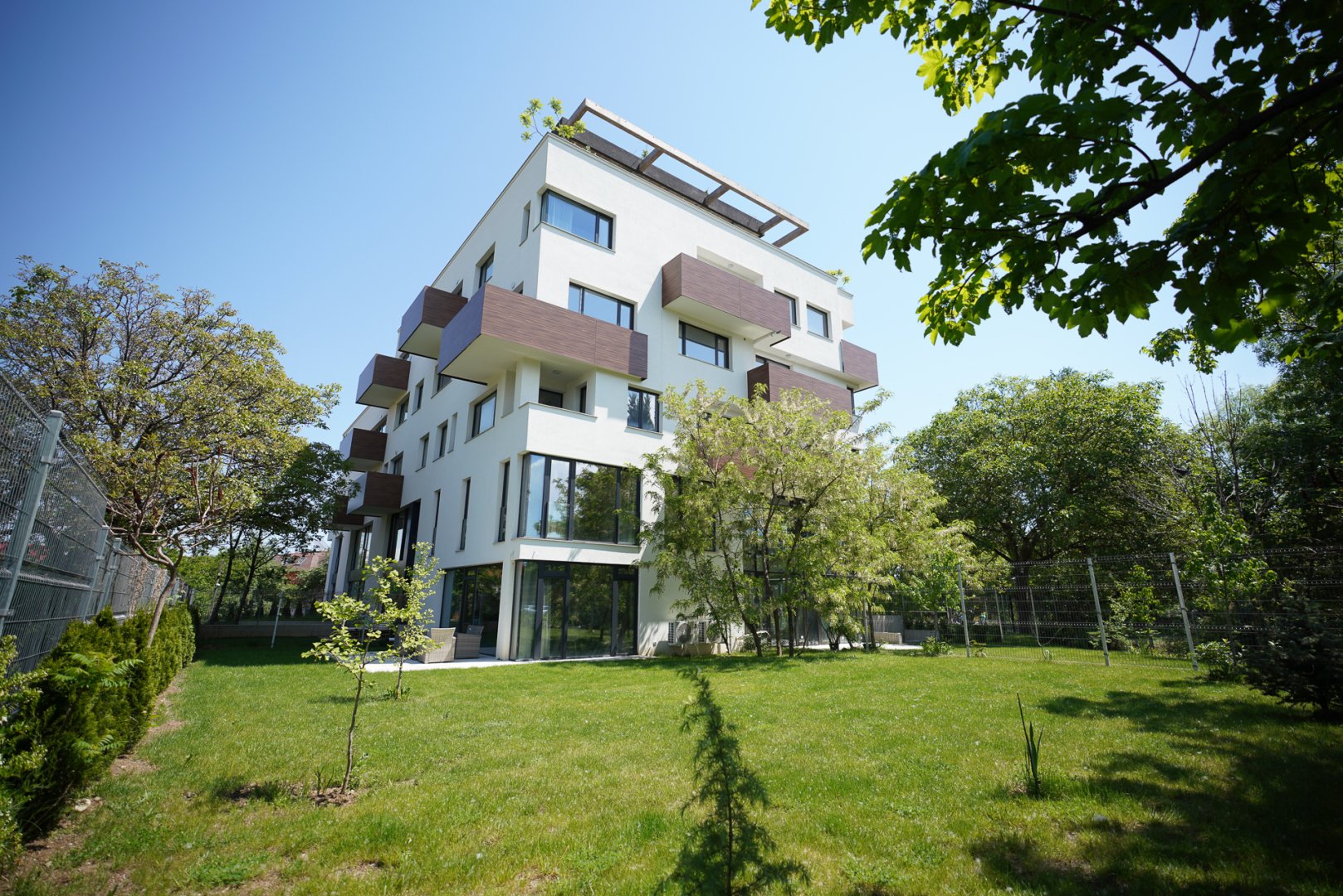 На ул. “Самоковско шосе“ №29 в гр. София се намира „Greenhouse“ – прецизно интегриран в заобикалящата го среда от нискоетажни сгради и еднофамилни къщи. Така комплексът удовлетворява напълно нуждите на обитаващите го млади семейства.