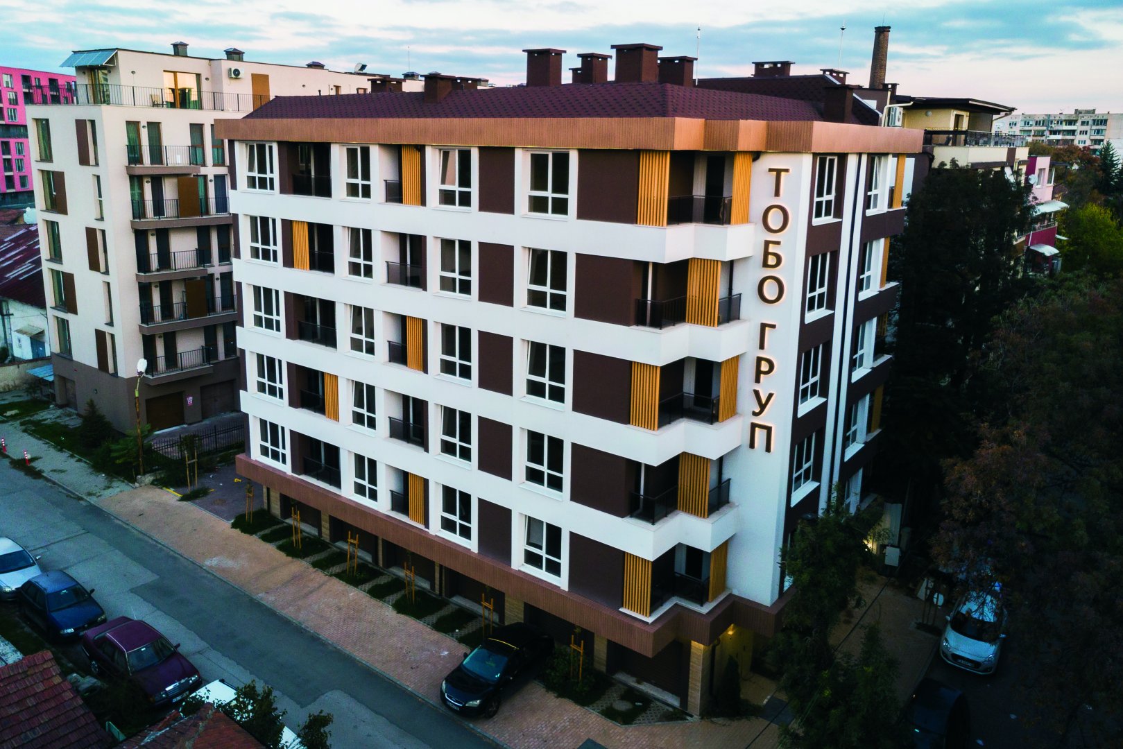 Малка бутикова жилищна сграда на шест етажа, разположена в тих и спокоен, но същевременно бързо развиващ се квартал Хаджи Димитър в гр. София. Комуникативната локация предоставя бърз и лесен достъп до спирки на градския транспорт и метростанция „Хаджи Димитър“, детски градини, училища, търговски обекти, на 5 минути от парк „Заимов“ и бул. „Княз Александър Дондуков“.