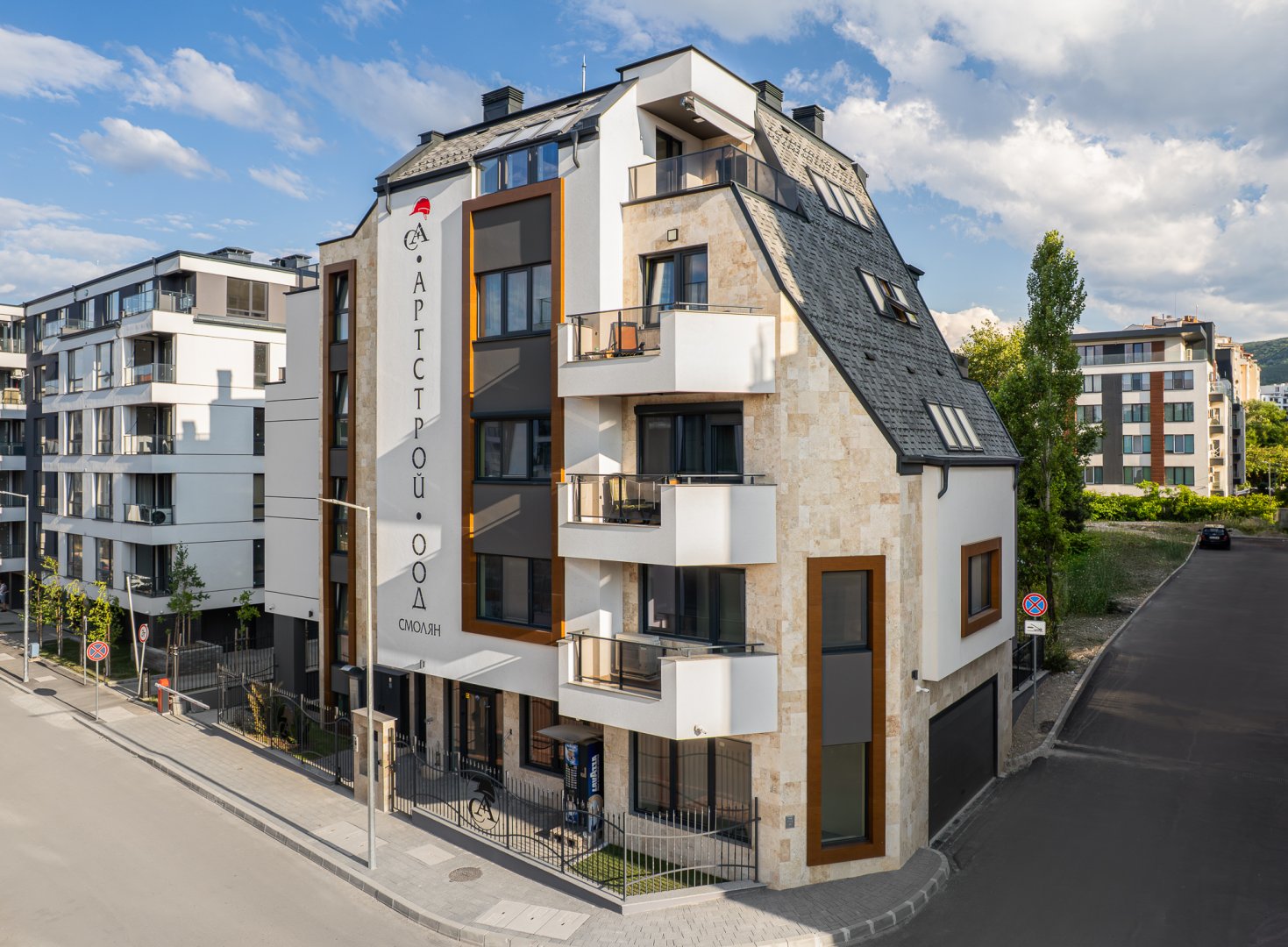 В гр. София на ул. “Еньо Вълчев“ се намира жилищна сграда “Малена“, проектирана от “Арх Модул“ – арх. Николай Бечев. Сградата се отличава със смела и динамична архитектурна форма, в която светлата облицовка и дървесните акценти, вплитат балансирано модернистичния дух с усещането за уют.