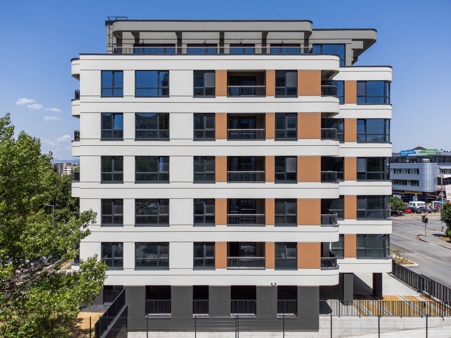 В гр. София, м. “Люлин - 6 м.р“ се намира бутиковата сграда „Милениум Резиденс“, проектирана от “А и А архитекти“ – арх. Ангел Захариев, арх. Асен Милев и арх. Максим Бакаржи. Сградата се откроява с фини линии, създаващи архитектурно равновесие и симетрия. Проектът предлага съвременен и модерен градски комфорт, който кореспондира хармонично със заобикалящата среда.