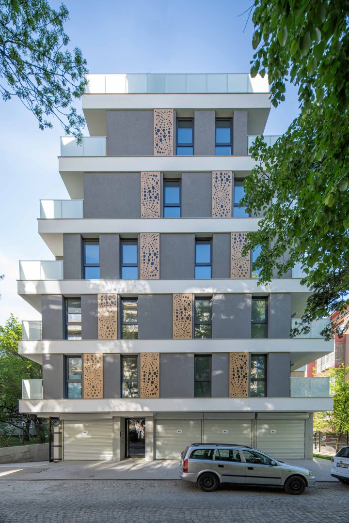 В столичния квартал „Гео Милев“ се откроява жилищна сграда Noble – впечатляващ пример за модерно и луксозно градско обитаване. Проектирана от арх. Христо Иванов (Прогресив Арх) и реализирана от Инфинити Пропърти, сградата съчетава изключителна архитектурна визия с високо качество на изпълнение.