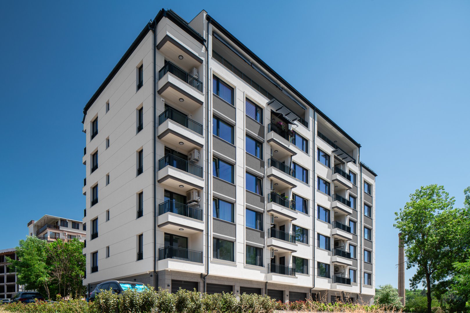 Жилищна сграда “Нов стандарт“ се намира в гр. Велико Търново, кв. 106. Фасадата на обекта е изградена с Баумит интегрирана топлоизолационна система Про с крайно покритие НанопорТоп К2,0 в цветове 0928, 0883 и 0906.