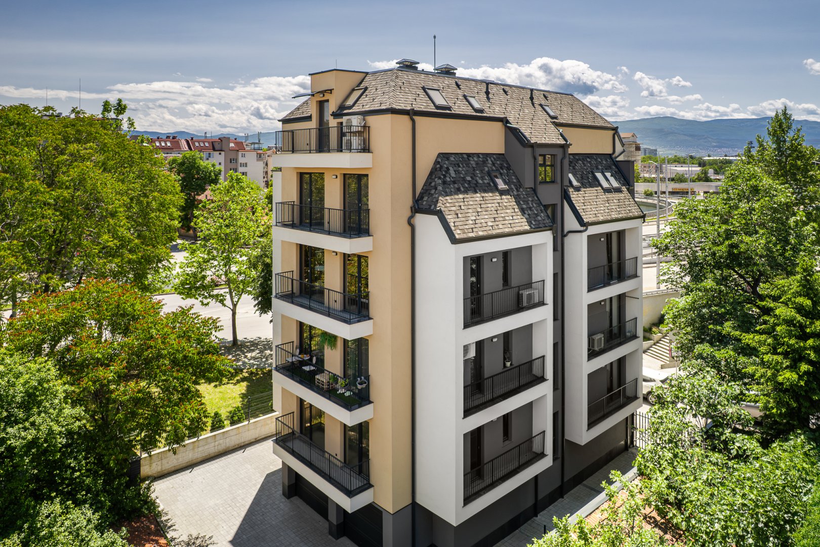 Жилищна сграда “Стевес“ се намира в гр. Пловдив на ул. “Стоян Михайловски“ №9.