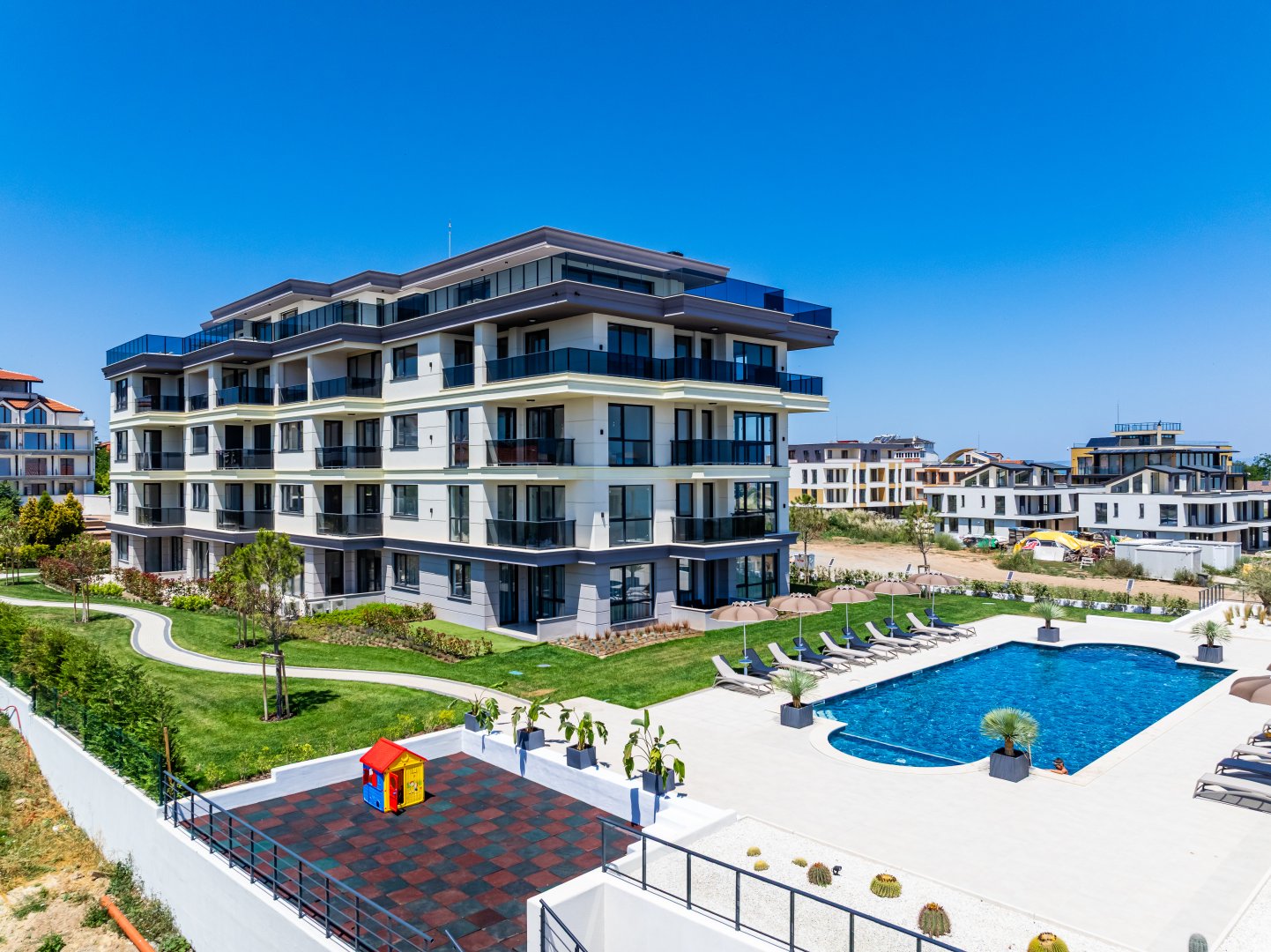 Фасадата на обекта е изградена с Баумит интегрирана топлоизолационна система Про с крайно покритие СиликонТоп К1,5 и СиликонКолор в цветове 0018, 0446, 0058 и 0443.