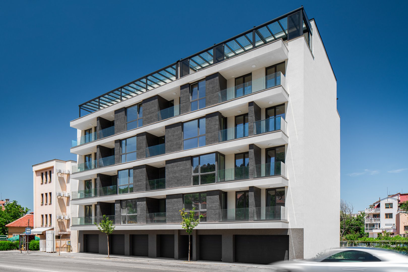 На бул. “2-ри юни“ в гр. Враца се намира жилищна сграда “Технодом-Инвест“.