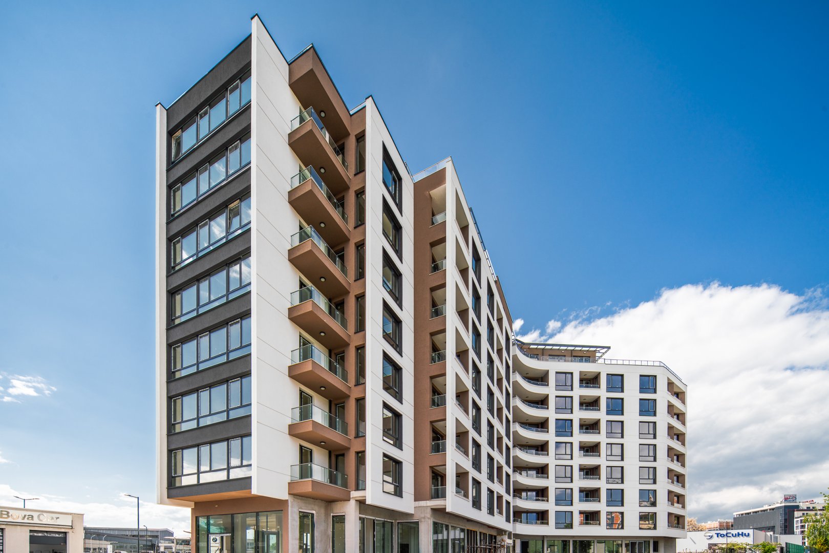 Жилищна сграда с модерна визия, разположена в динамично развиващ се градски район, впечатляваща със своята елегантна архитектура и балансирана композиция.