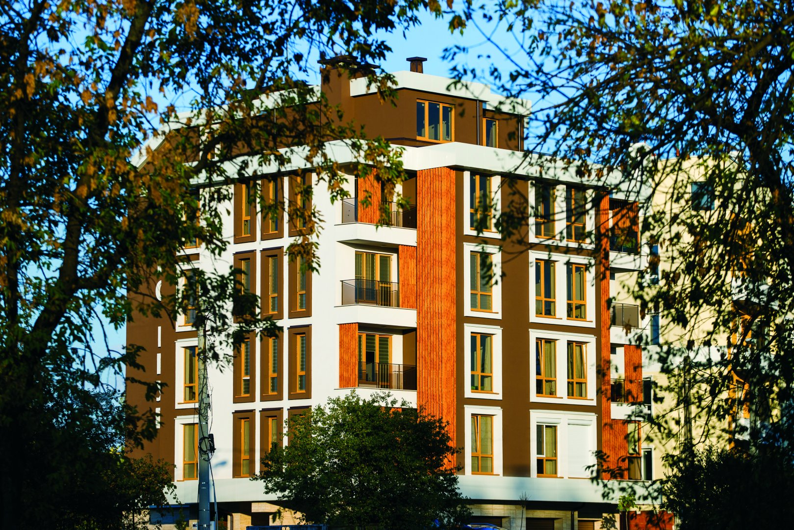 “Железни врата“ е бутикова жилищна сграда, разположена в тих квартал на София - Подуяне, ул. “Доганица“ №11, която радва собствениците си с модерна визия и изчистени форми.