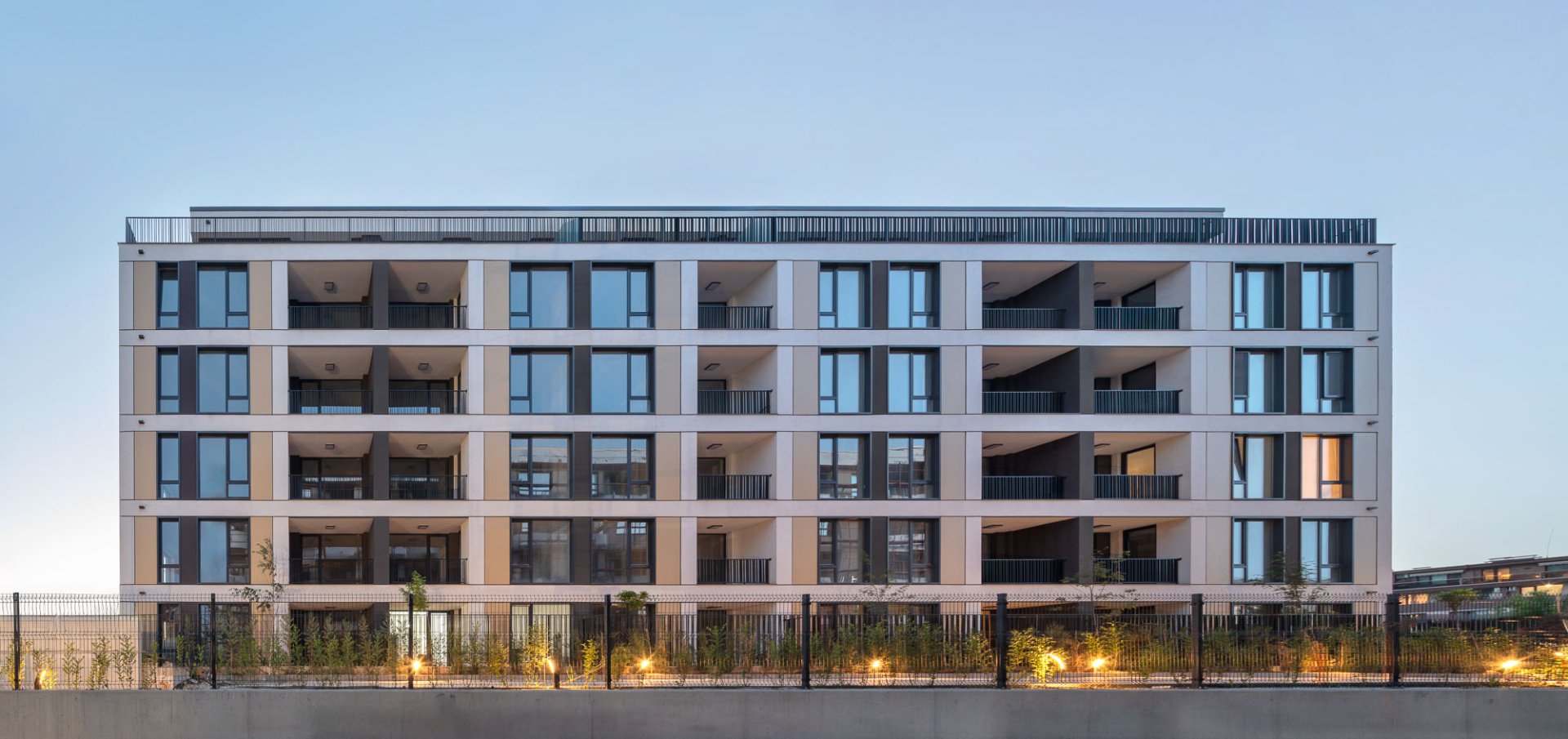 В кв. Малинова долина, гр. София се намира “ COMFORT RESIDENCE“ – Сградата се откроява със своя изчистен архитектурен облик, който внушава усещане за съвременност и подреденост.