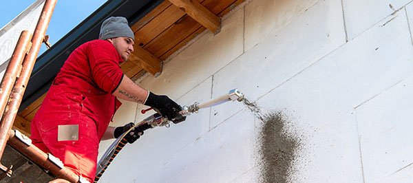 Зимно полагане на материали Баумит върху фасада