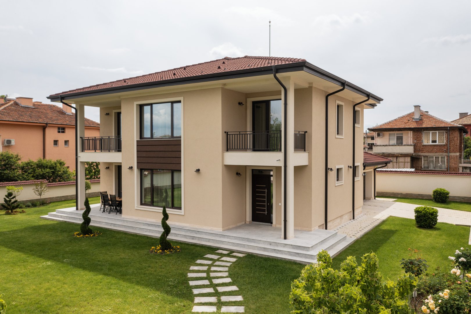 Eднофамилна жилищна сграда "Карлово" — Карлово