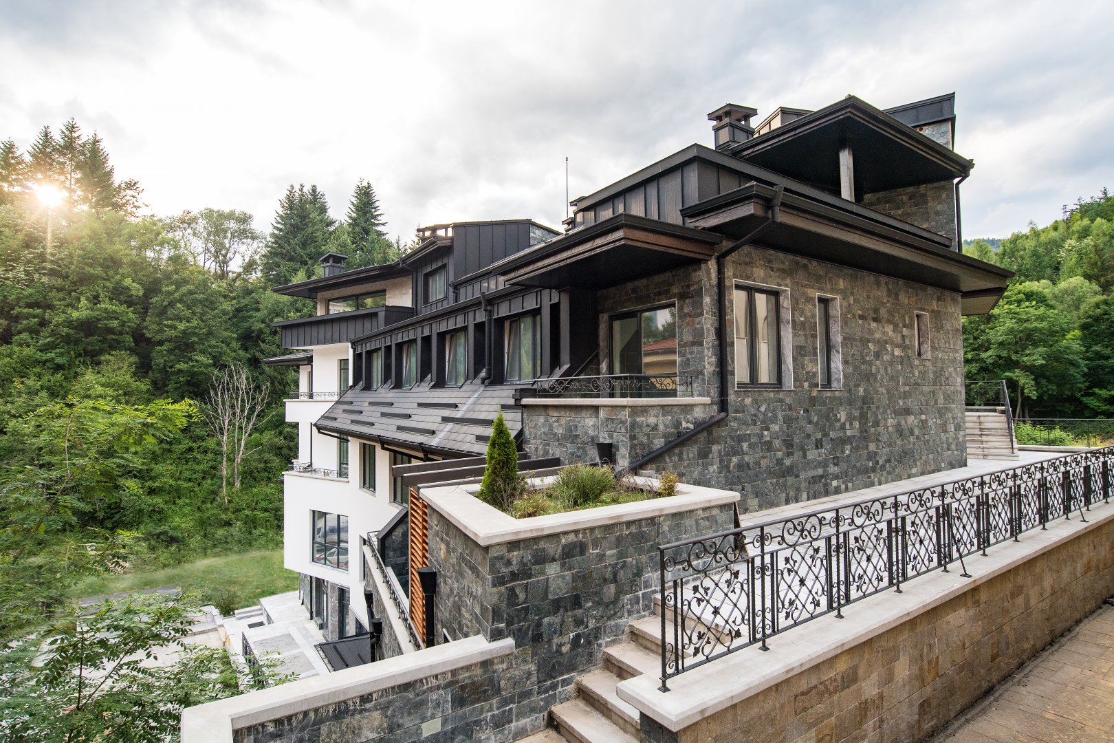 Сграда със смесено предназначение в Дълбоко дере