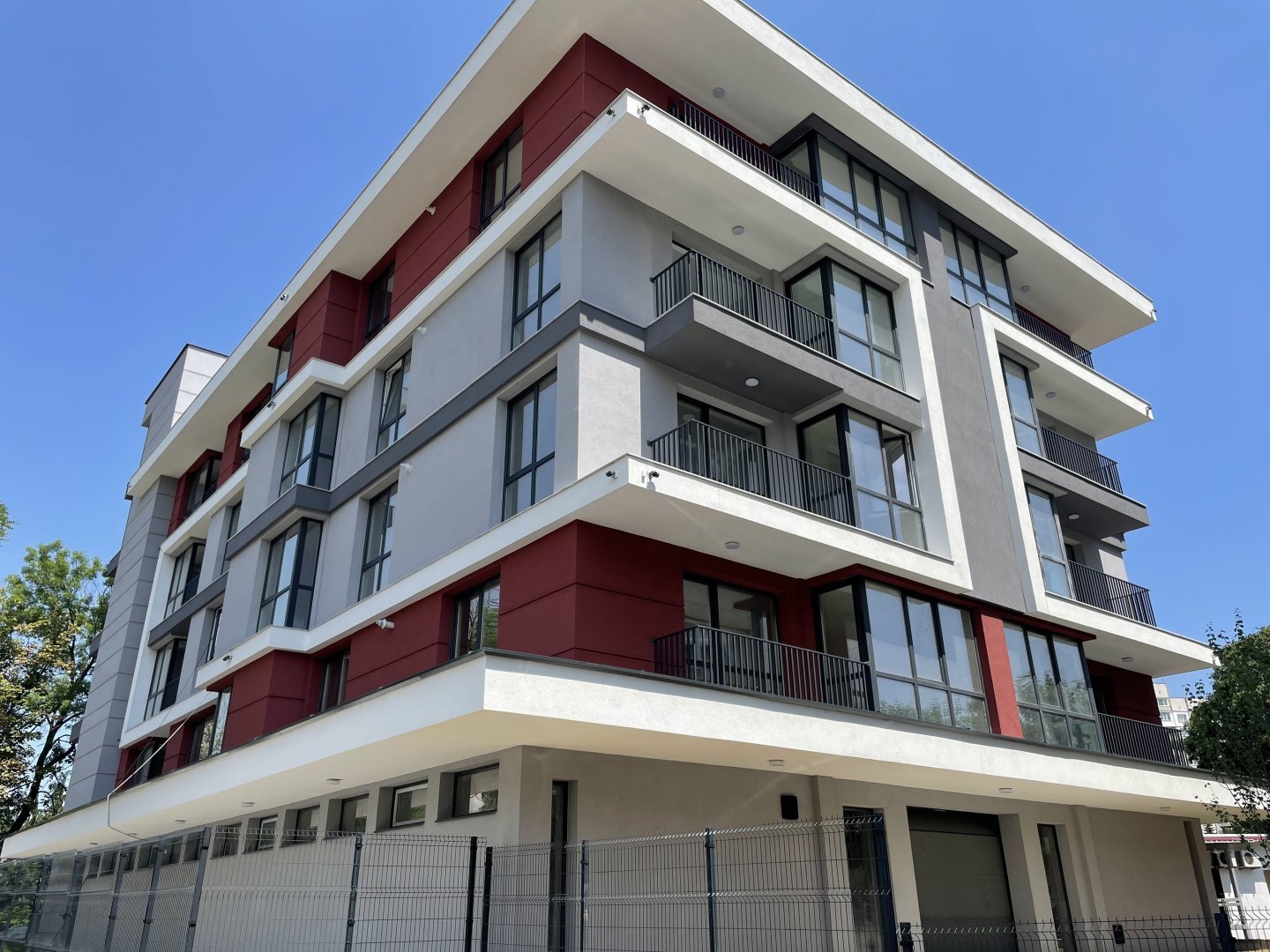 Комплекс Букет е един от най-ярките проекти в архитектурното творчество на арх. Иван Моев. Стилът на "Комплекс Букет" е подчертано модерен с изчистени форми и разгърнат чрез два обособени обема.