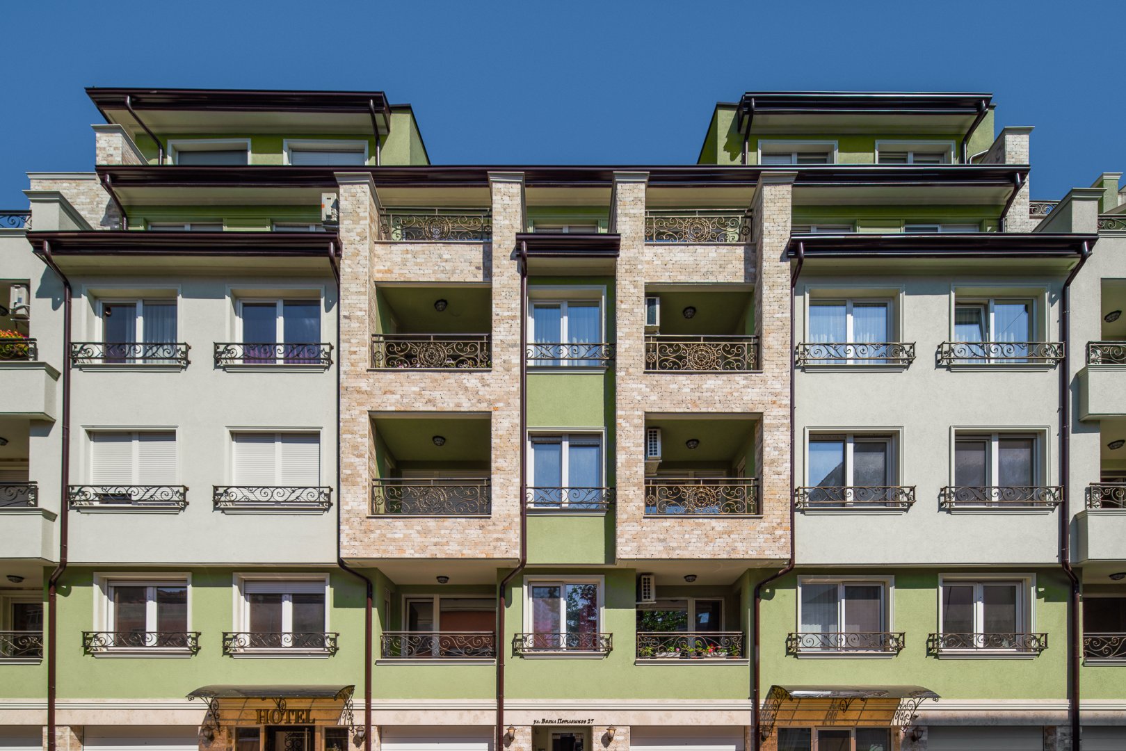 Жилищна сграда с гаражи в Русе, Васил Петлешков