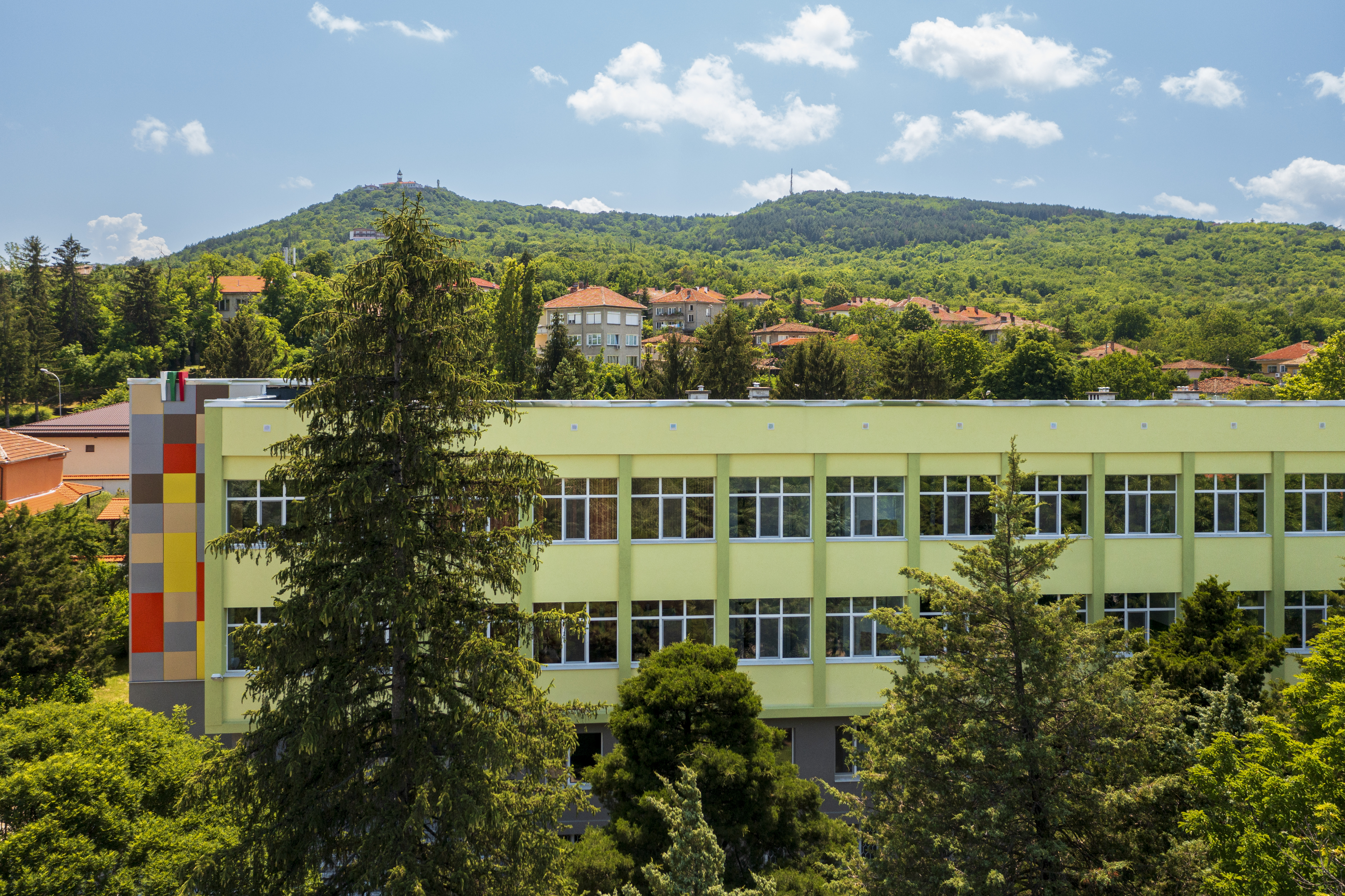 Корпус 1 на СУ „Максим Райкович“ — гр. Лясковец, пл. „Възраждане“ №7