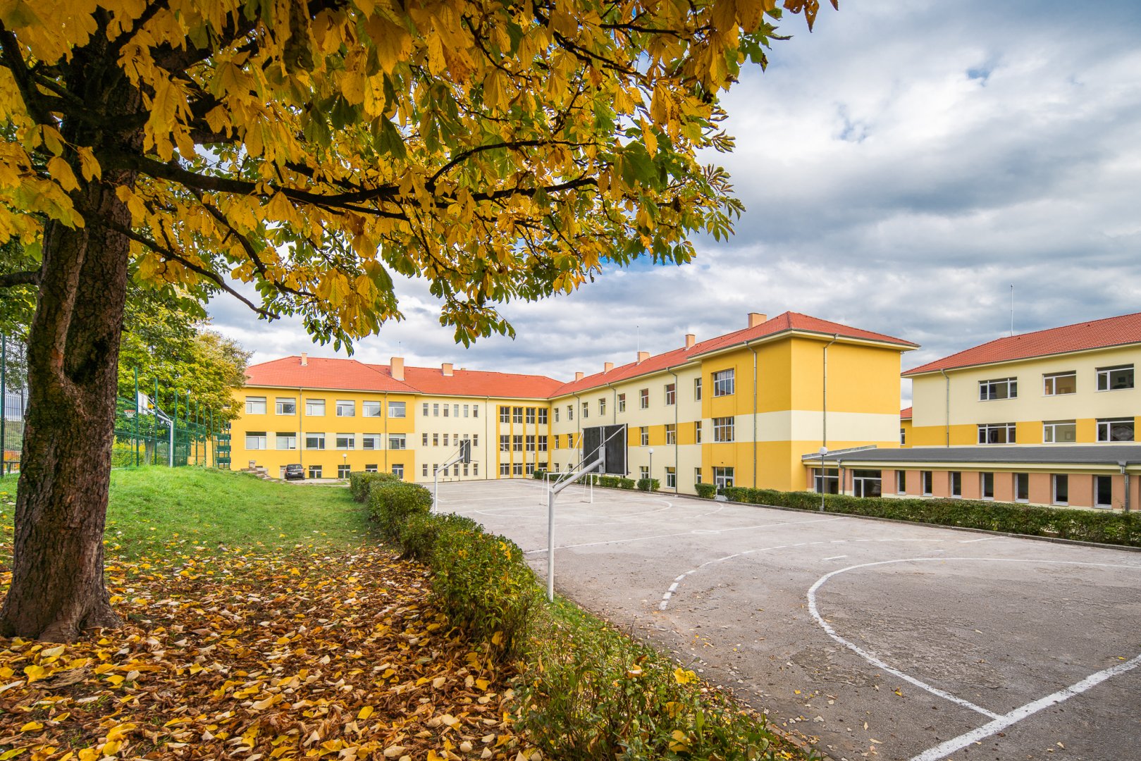 Реконструкция на сградите на СОУ И. Момчилов и НУ И. Макариополски